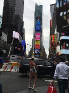 NY・タイムズスクエアと裸のミュージシャン